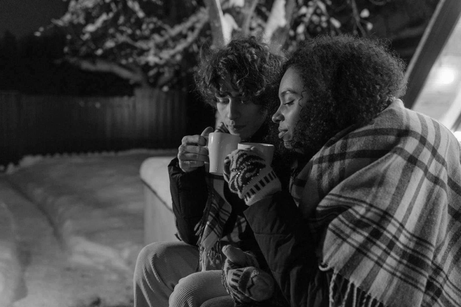 Familie sitzt zusammen und spricht miteinander in entspannter Atmosphäre