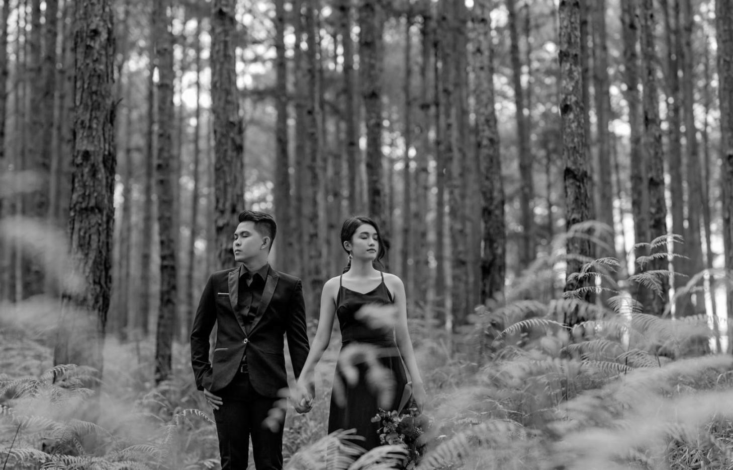 Geschwister beim intensiven Gespräch in entspannter Atmosphäre