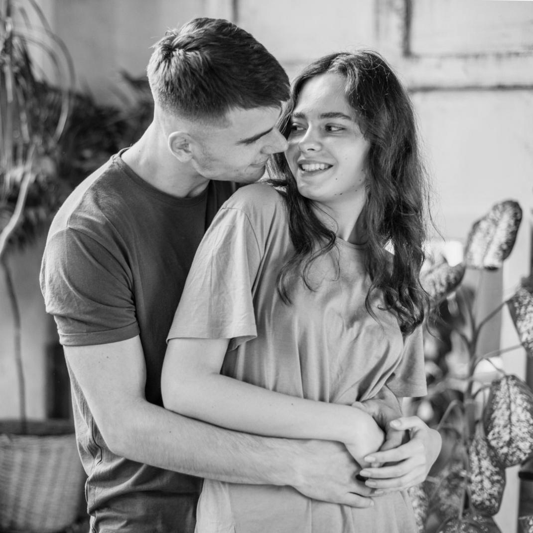 Familie beim gemeinsamen Gespräch im Beratungsraum