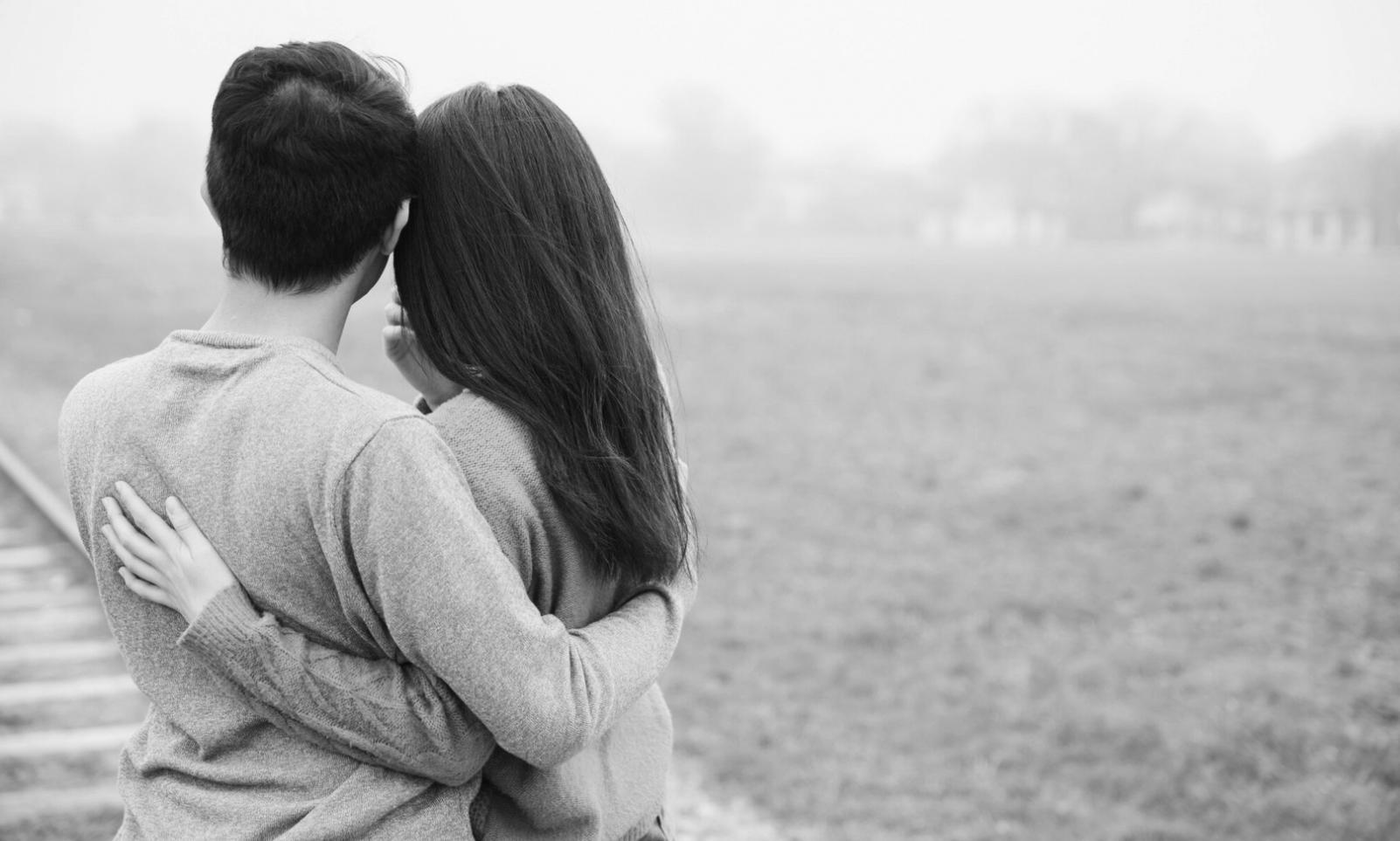 Familie beim gemeinsamen Spaziergang im Park