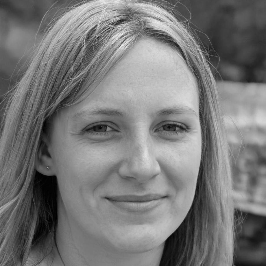 Beraterin Katharina Bergmann in nachdenklicher Pose