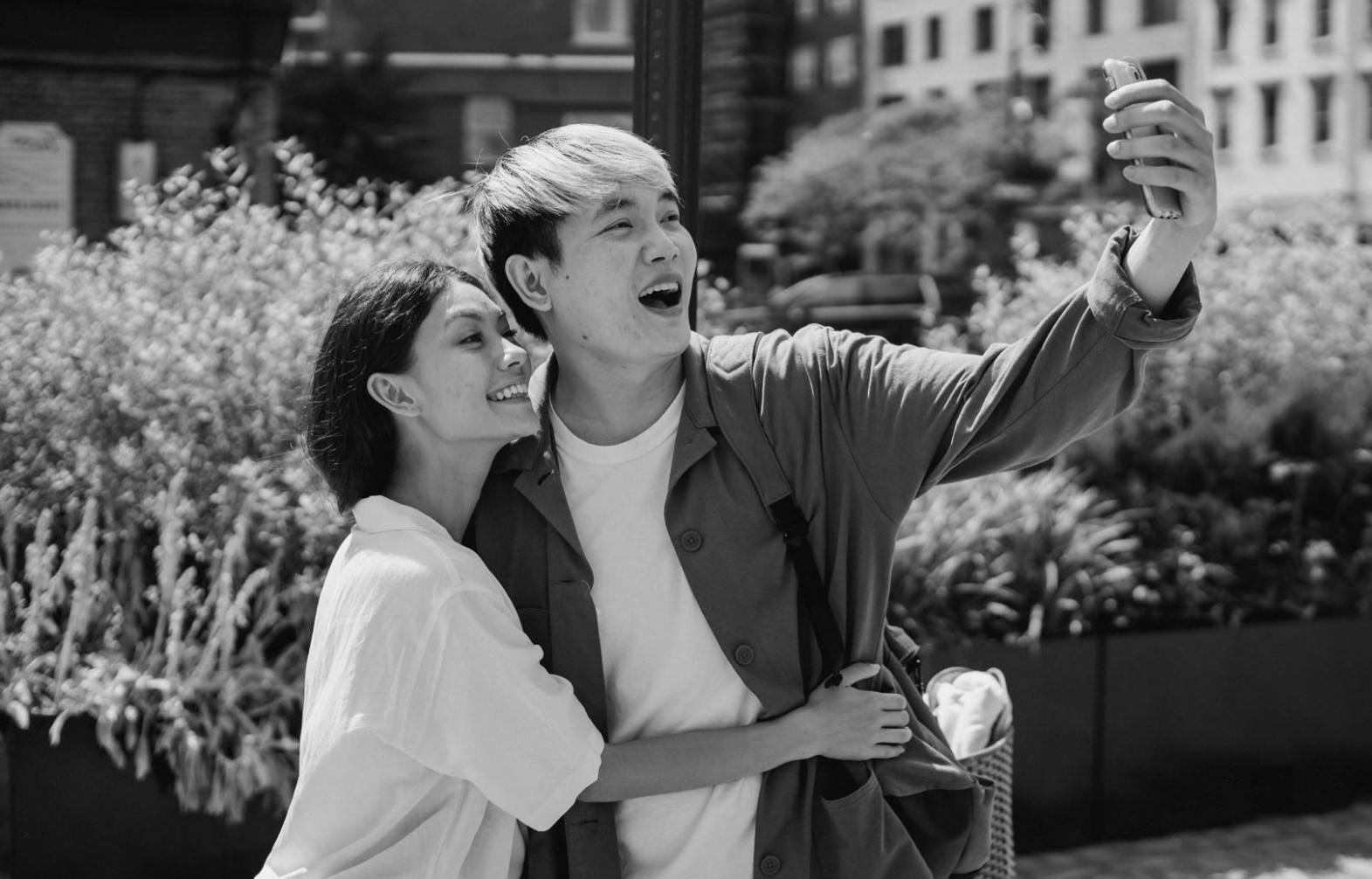 Generationen einer Familie beim gemeinsamen Kochen