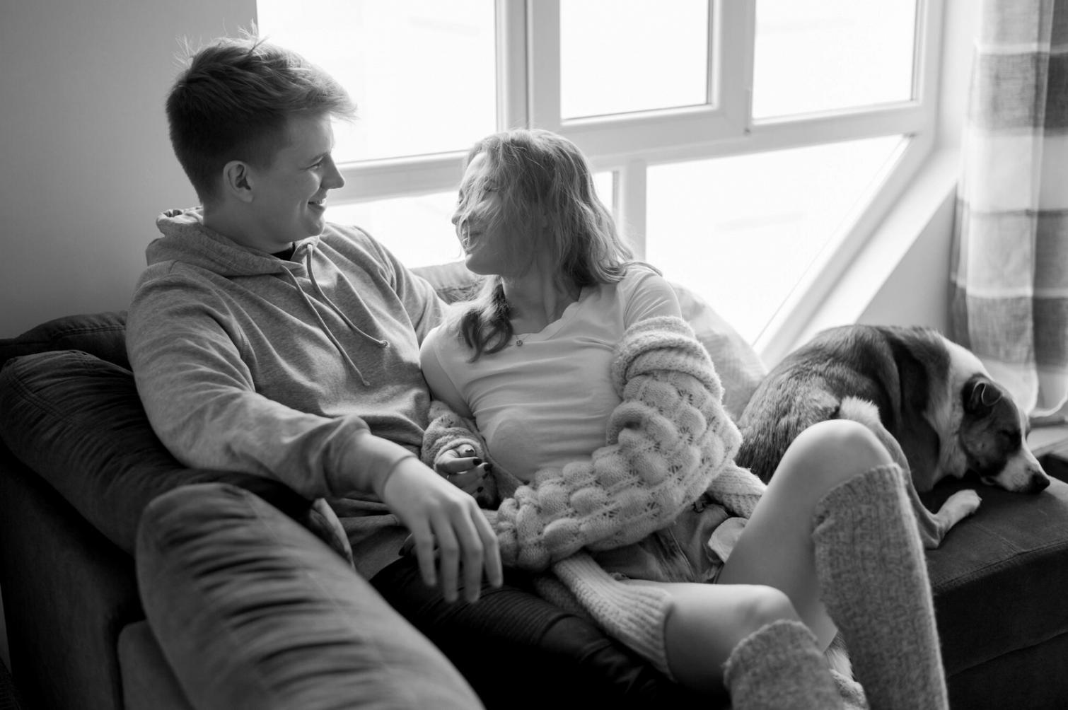 Familientreffen mit mehreren Generationen am Esstisch