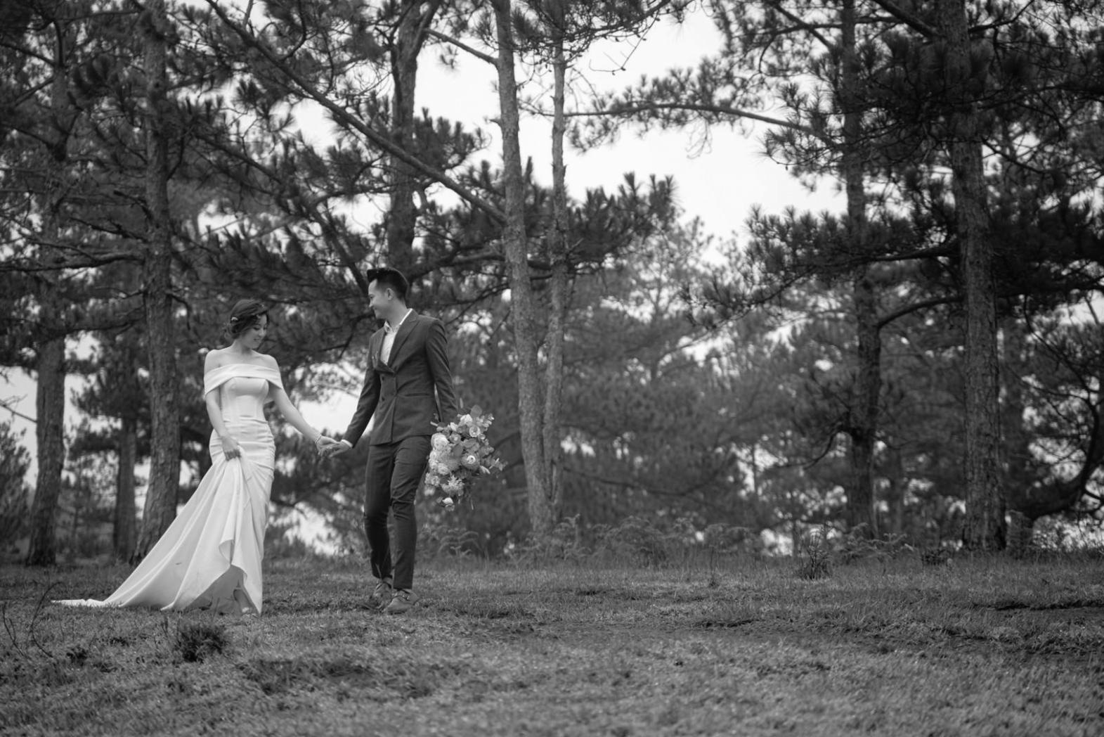 Zwei Personen führen ein tiefes Gespräch in ruhiger Umgebung